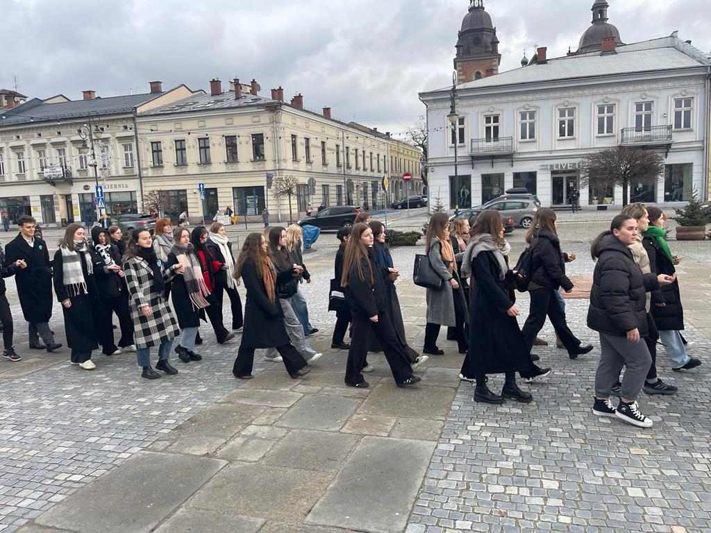 Zdjęcie Rynek - polonez 2024 (26)1f8af2d0-5e7f-4ce2-9000-198b84be07de.jpg w galerii Polonez na sądeckim rynku